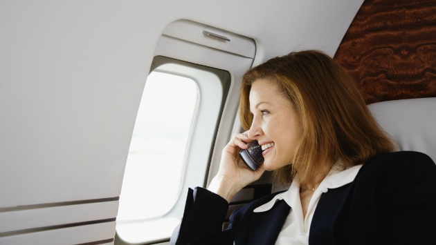 السبب الحقيقي لاغلاق الهواتف داخل الطائرة.. تعرفوا عليه