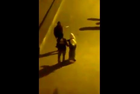 بالفيديو – شاب يعتدي بالسيف على شاب وامرأة في الشارع!