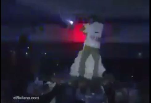 بالفيديو – موقف محرج لعروسين خلال حفل زفافهما.. شاهدوا كيف سقطا