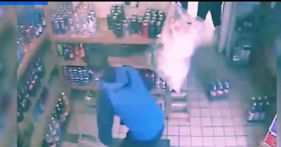 بالفيديو - تغلب على لص بأغرب طريقة.. شاهدوا ماذا فعل!!