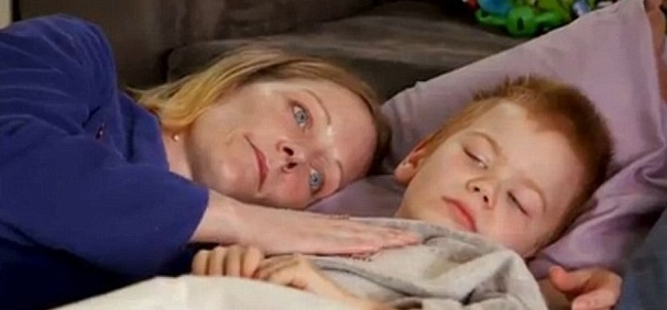 بالصور– أم ترفض علاج ابنها المصاب بالسرطان لسبب مدهش!