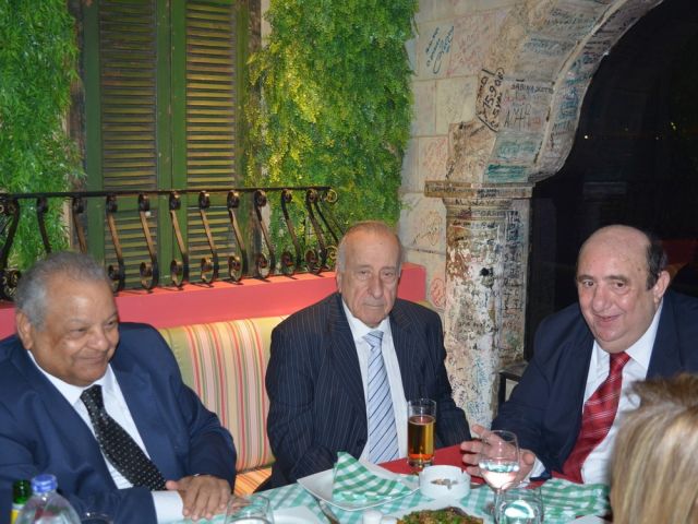 النقيب الياس عون يتوسط وليد علايلي وابراهيم ابو ذكري