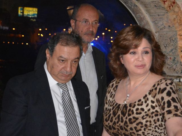 عوني الكعكي والهام شاهين وبينهما عمرو قورة