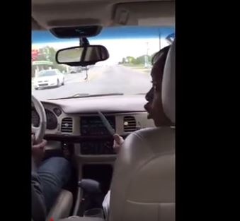 بالفيديو - جدة تهدد حفيدها بالقتل.. شاهدوا رد فعله!