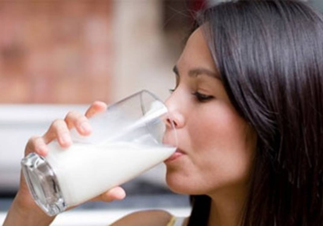 هذا ما يفعله شرب كوب من اللبن مع الثوم يومياً!