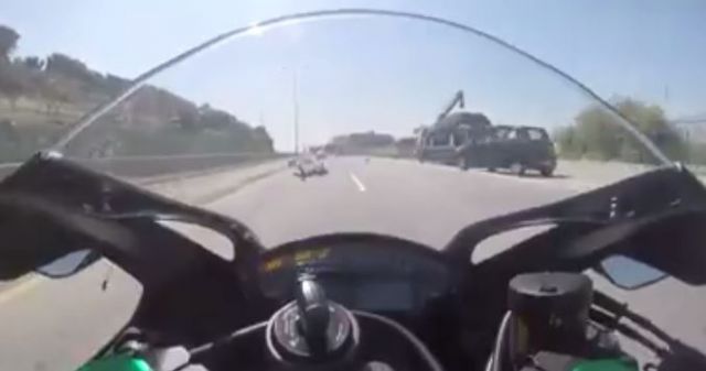 فيديو مخيف – لحظة صدم دراجة نارية لشخص على الاوتوستراد