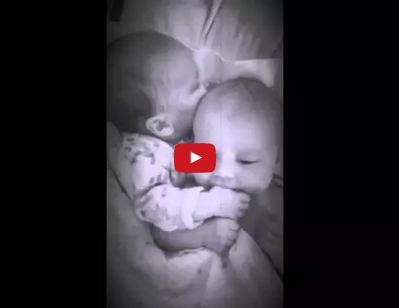 فيديو مؤثر- حاول توقيف بكاء شقيقه التوأم بهذه الطريقة!!!