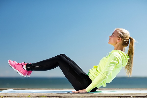 أسهل تمرين تمارسينه في المنزل للتخلص من دهون الأرداف!