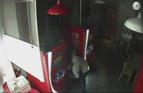 بالفيديو - لص يتسلل إلى مطعم لتحضير همبرغر.. إليكم القصة!