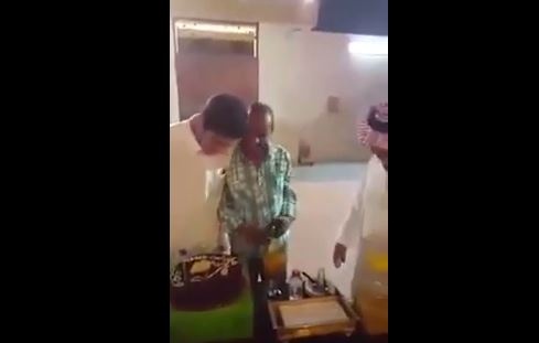 بالفيديو – هكذا احتفلت عائلة سعودية بسائقهم.. شاهدوا رد فعله