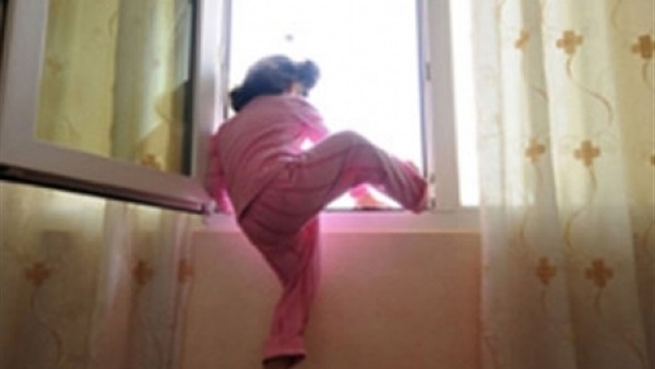 بعد مشاهدتها لفيلم.. طفلة تقلد المشاهد وتسقط عن الشرفة!