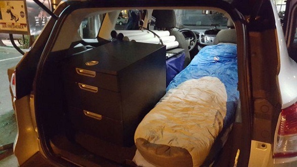 بالصور – شاب يحول سيارته لمنزل.. شاهدوا كيف يعيش