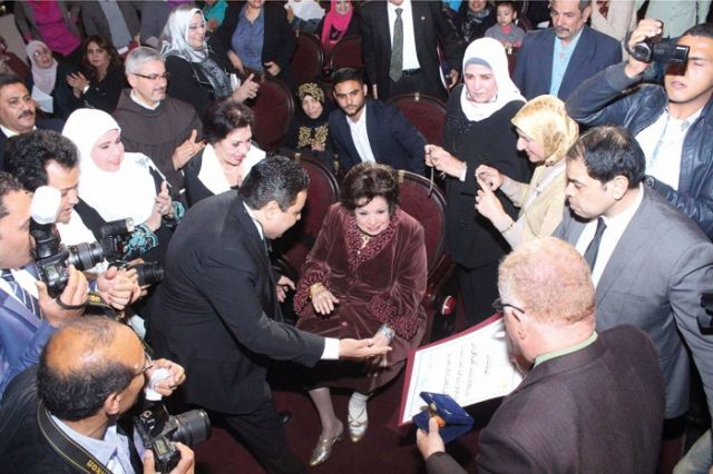 كريمة مختار لحظة تكريمها