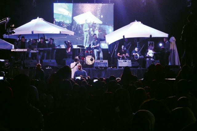 يغنّي تحت المطر
