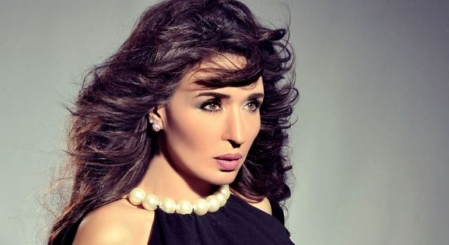 بالفيديو – هكذا احتفلت الراقصة دينا بعيد ميلادها.. هذا عمرها الحقيقي!