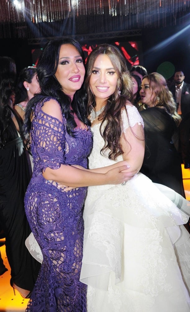 العروس وسام وشقيقتها سماح
