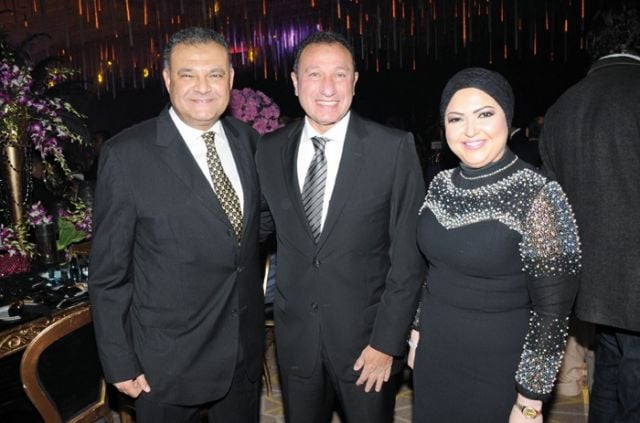 محمود الخطيب يتوسط الدكتور سامر يوسف وزوجته المهندسة رباب عبدالعاطي
