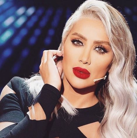 ممثل لبناني شهير يحاول تقبيل يد مايا دياب!! شاهدوا ردة فعلها