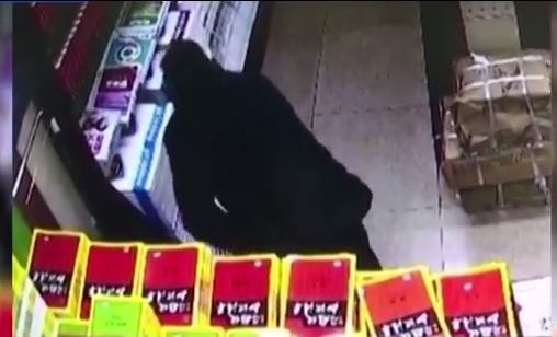 بالفيديو – شاهدوا ماذا فعل هذا اللص المثقف!