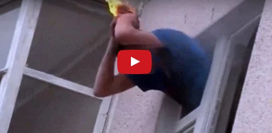 بالفيديو - لحظة اشتعال النار برأس رجل ومحاولته الإنتحار