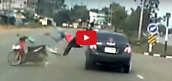 بالفيديو - سائقة دراجة نارية تنتهي تحت عجلات سيارة