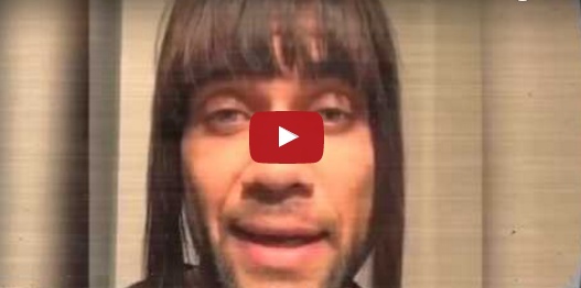 بالفيديو - نجم برشلونة يضع باروكة ويتحدث كالفتيات