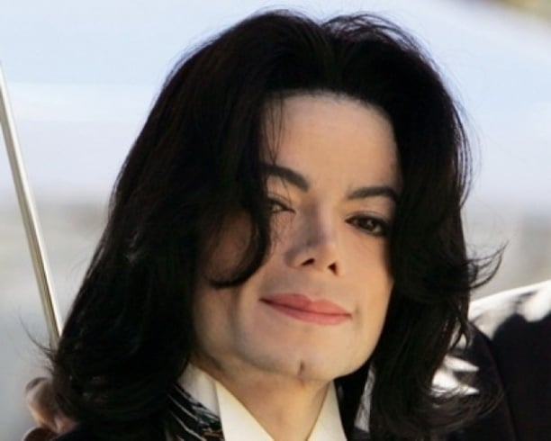 هذا سر تحوّل بشرة مايكل جاكسون من سمراء إلى بيضاء... ما هي التقنية التي استعملها لتوحيد اللون؟