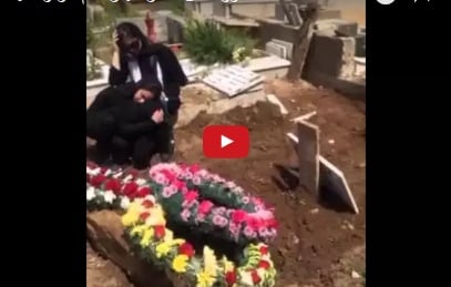 بالفيديو - قمر تنهار أمام قبر والدتها