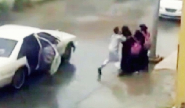 الشرطة في السعودية تقبض على 3 شبان هاجموا طالبات مدارس