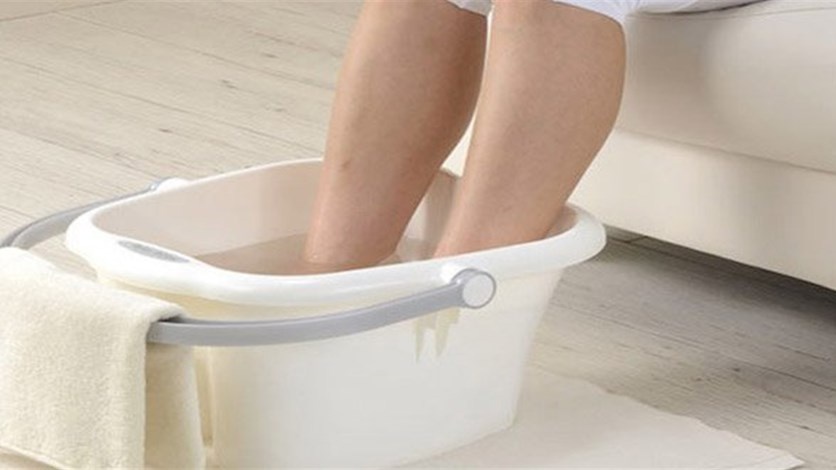 دراسة - لهذه الأسباب يجب وضع القدمين في المياه الباردة