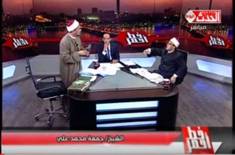 بالفيديو – داعية يرفع الحذاء بوجه شيخ على الهواء.. شاهدوا ماذا حصل!؟