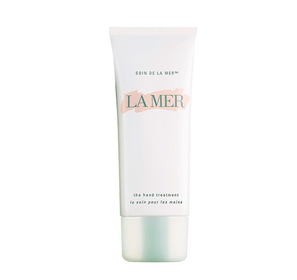 La Mer the Hand Treatment كريم مترف يدلل يديك، يحافظ على نعومتهما وجمالهما لأطول فترة ممكنة.
