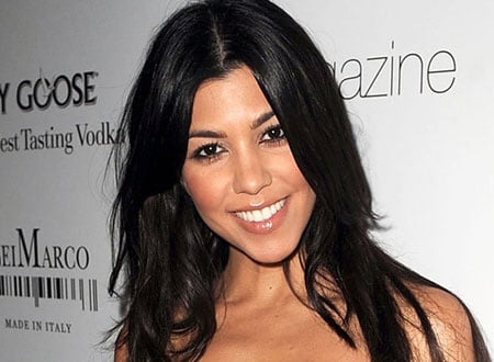 بالصور – إطلالة كورتني كارداشيان الغريبة تثير الجدل!