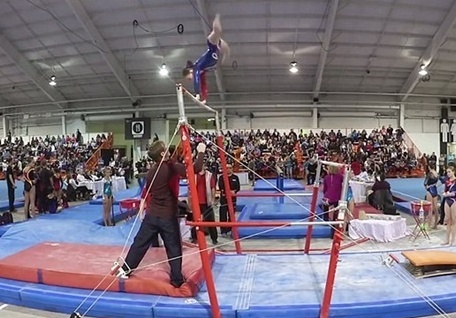 بالفيديو – مدرب جمباز ينقذ طفلة بطريقة غريبة.. ماذا فعل؟