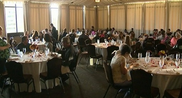 بالصور – زفاف يتحول إلى عشاء للمشردين.. إليكم القصة!