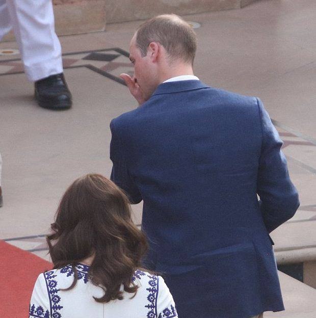 الكشف عن صور للأمير وليام وهو يبكي بعدما تصوّر على مقعد أمه في الهند!!