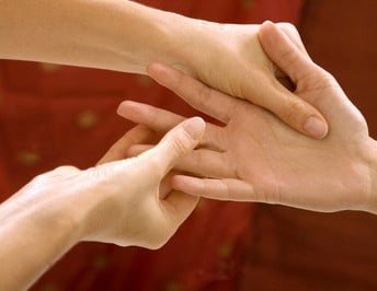 ماذا يحصل للجسم عند الضغط على الاصابع لدقيقتين!؟