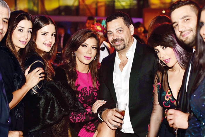 عمرو دياب يحيي حفلة زفاف جمعت المشاهير