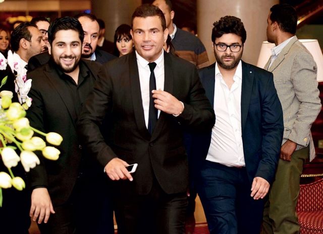 عمرو دياب يغادر الحفل
