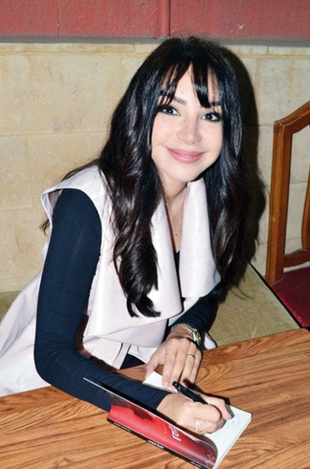  إنجي علاء خلال التوقيع
