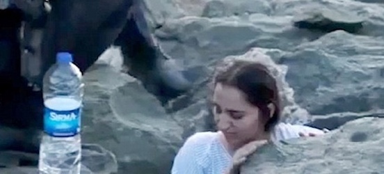 بالفيديو – شابة تحاصر بين الصخور بسبب 