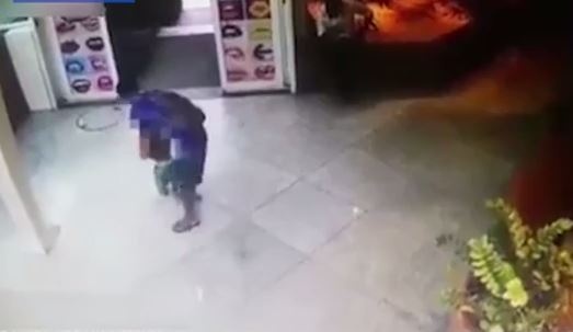 بالفيديو - كاميرا مراقبة ترصد لحظة تخلي والد عن ابنه!