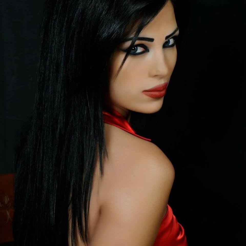 بالفيديو - مذيعة لبنانية تفقد الوعي وتسقط أرضاً على الهواء!