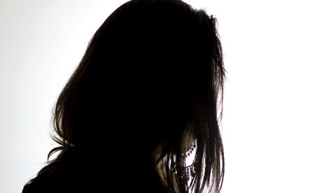 بالصور - شاب تحرش بأخته الطفلة.. ماذا فعل الأب؟!