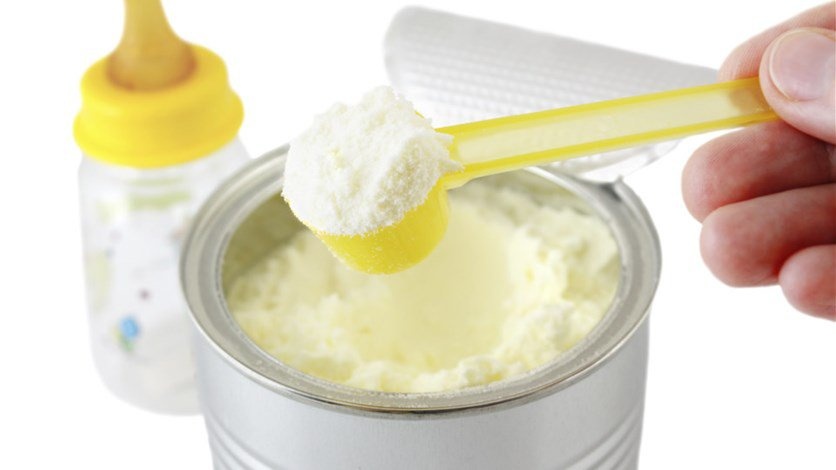 انهيار أم بسبب ما وجدته في علبة حليب ابنتها!