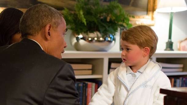 شاهدوا ردة فعل اوباما عندما استقبله الأمير جورج بالبيجاما.. ماذا قال؟