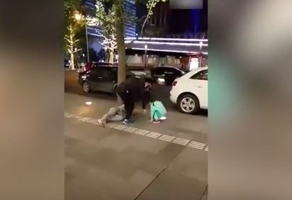 بالفيديو – رجل يضرب زوجته في الشارع.. شاهدوا ماذا حصل لابنتهما!!