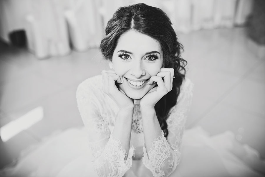 إليك سر ضحكتك الرائعة في يوم زفافك!