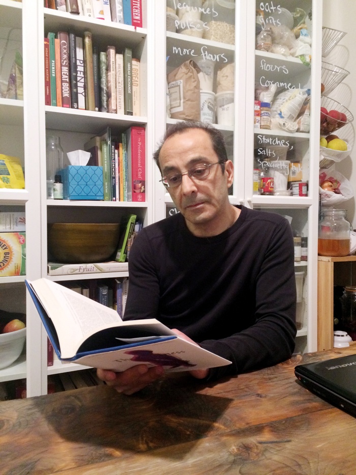 كاتب وناقد ومترجم لبناني أنطوان جوكي: أقرأ وفقاً لمزاجي ولا أعير كتاباً سيئاً