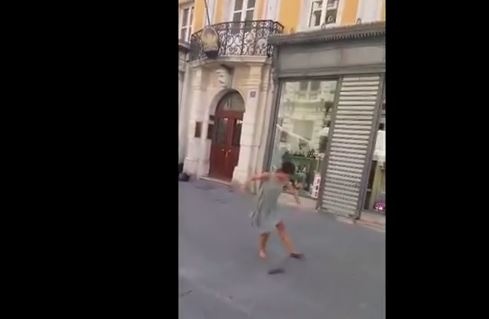 بالفيديو – فتاة عربية ترقص في الشارع في ايطاليا.. شاهدوا براعتها